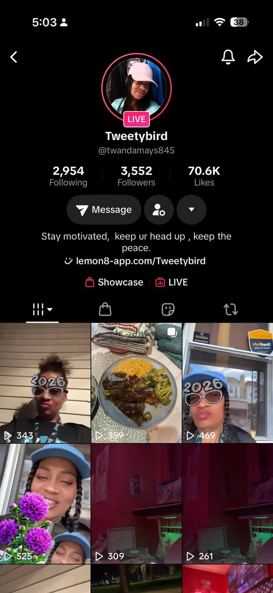 Uniquee.e tweet media