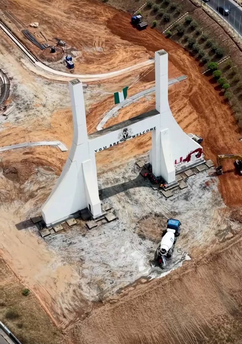 VIC_kutz's tweet image. Progress At Abuja City Gate! 🇳🇬
Julius Berger Is Giving Abuja’s Famous Gateway A Much-Needed Refurbishment. 
A fresh look for the capital is coming!  
Who knows exactly what they're building here abeg.
#Abuja  #CityGate