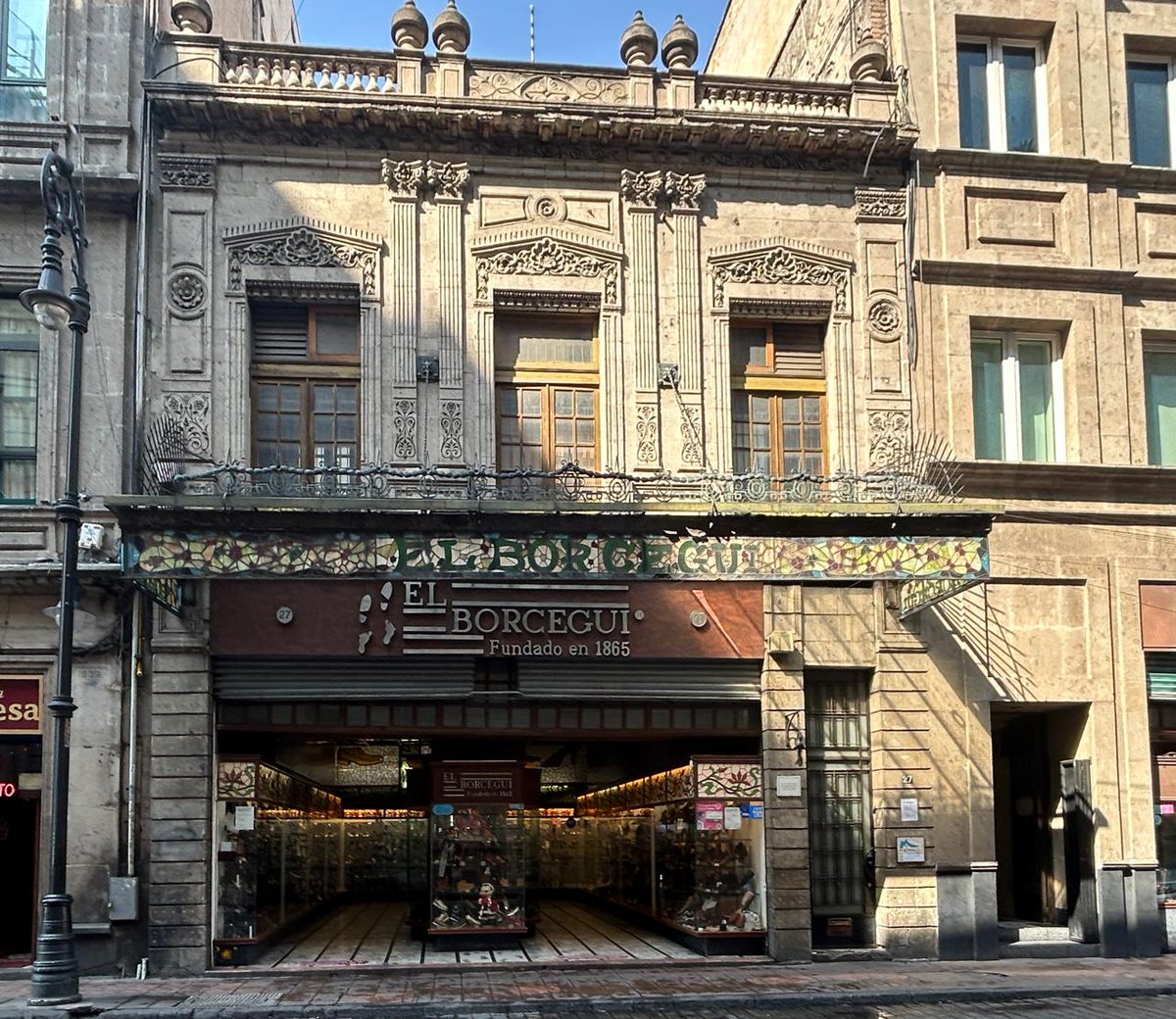 turismocdmx's tweet image. ¿#SabíasQue el @MuseodelCalzado se fundó en 1991 con el objetivo de fomentar la investigación sobre el calzado y la ortopedia?👞✨
La colección incluye unos 2,000 zapatos de tamaño natural y otros 15,000 en miniatura
📍Calle de Bolívar 27, Centro Histórico de la Ciudad de México.