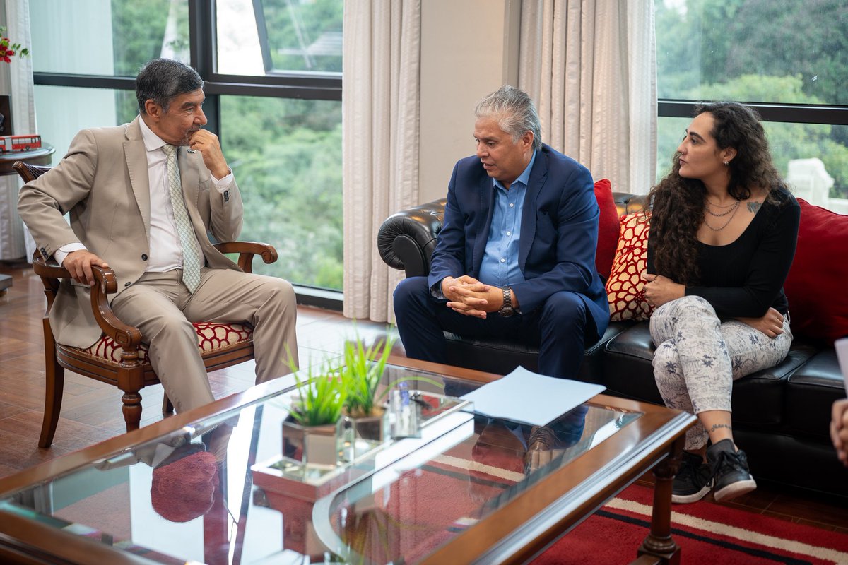 Rodriguezok_'s tweet photo. Hoy nos reunimos junto al Vicegobernador, CPN Miguel Ángel Acevedo y con la Cooperativa de Gesta Cultural, un espacio que impulsa el arte y la cultura en Tucumán. 🏛️🎭

#cultura #comunidad #tucuman https://t.co/unNGNyLPZq