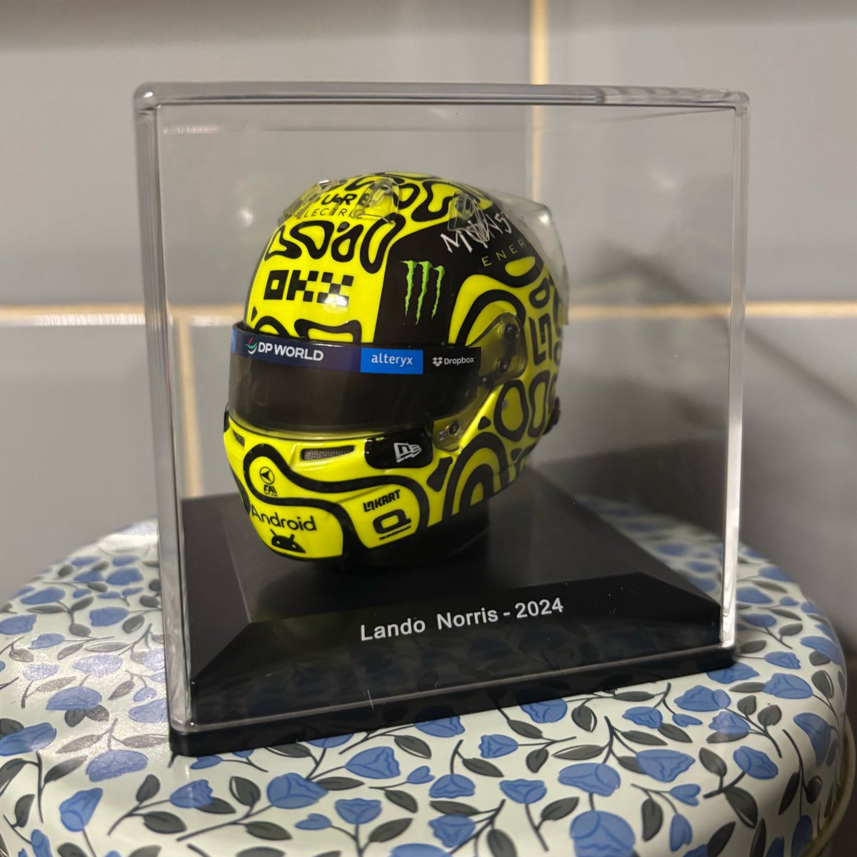 norjpg's tweet image. best friend casually giving me her lando mini helmet #FRIENDSHIP 🥹🥹🥹