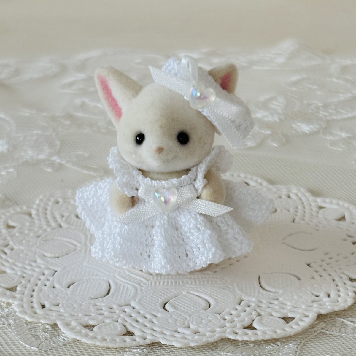 色違いのお揃いコーデ🩷🤍
ふんわりスカートにお袖もフリル付けたので、めちゃくちゃラブリーですよね🥰
お耳が出るベレー帽も可愛さUP😁
素敵なご縁がありますように🍀

#シルバニア赤ちゃん
#ハンドメイド
#レース編み
#メルカリ出品中