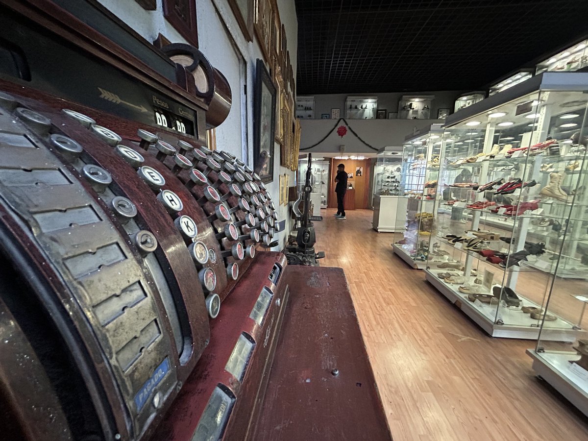 turismocdmx's tweet image. ¿#SabíasQue el @MuseodelCalzado se fundó en 1991 con el objetivo de fomentar la investigación sobre el calzado y la ortopedia?👞✨
La colección incluye unos 2,000 zapatos de tamaño natural y otros 15,000 en miniatura
📍Calle de Bolívar 27, Centro Histórico de la Ciudad de México.