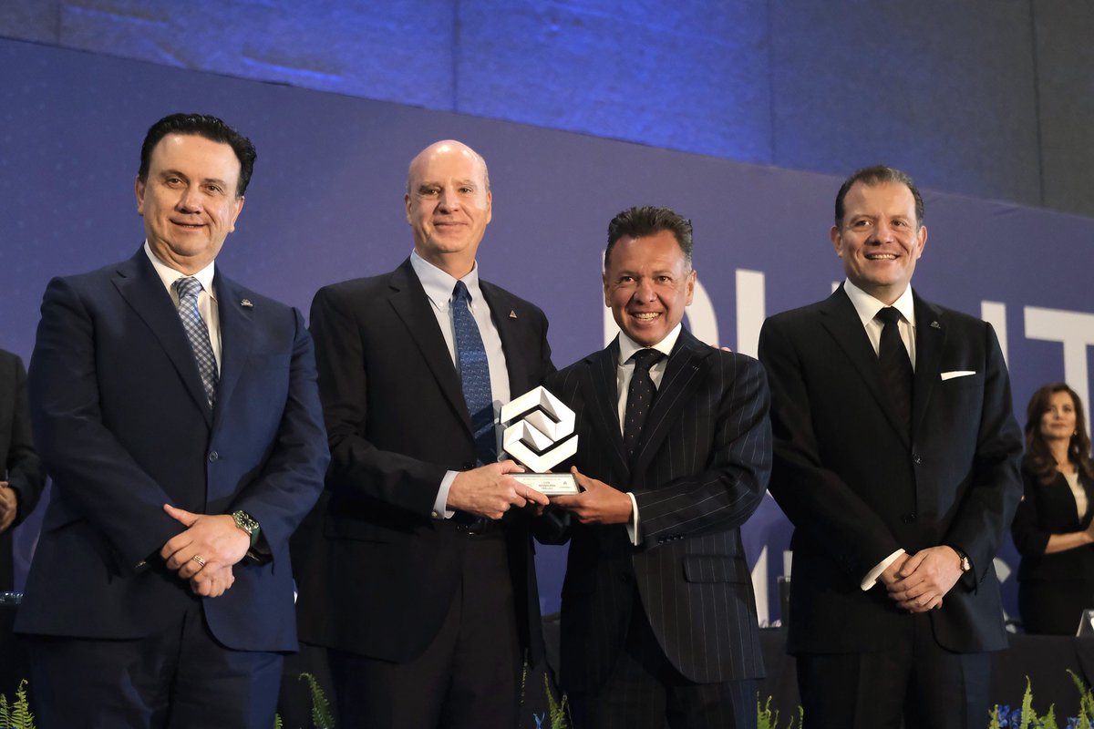 PabloLemusN's tweet photo. Ser parte de eventos como Punto Empresarial 2026 @ComCoparmex me recuerda mis inicios y reafirma el compromiso que en Jalisco tenemos de brindar certeza a las inversiones que buscan crecer en nuestro estado. 

Reconozco el trabajo de Raúl Flores López quien impulsó la competitividad, seriedad y compromiso en el sector; presentó su tercer informe de actividades al frente, dejando una institución más fuerte. Es un honor haber entregado el Premio a la Trascendencia Empresarial al ingeniero, Luis Aranguren Tréllez, por su destacada labor en el sector alimenticio, una persona a la que siempre he admirado.

Así mismo, dimos la bienvenida al nuevo presidente, Luis Arturo Beas, quien llega en un buen momento para tomar las riendas y en quien vemos un gran aliado. 

Aquí trabajamos juntos por el desarrollo de nuestra gente que nos ha permitido poner a Jalisco como ejemplo nacional e internacional.