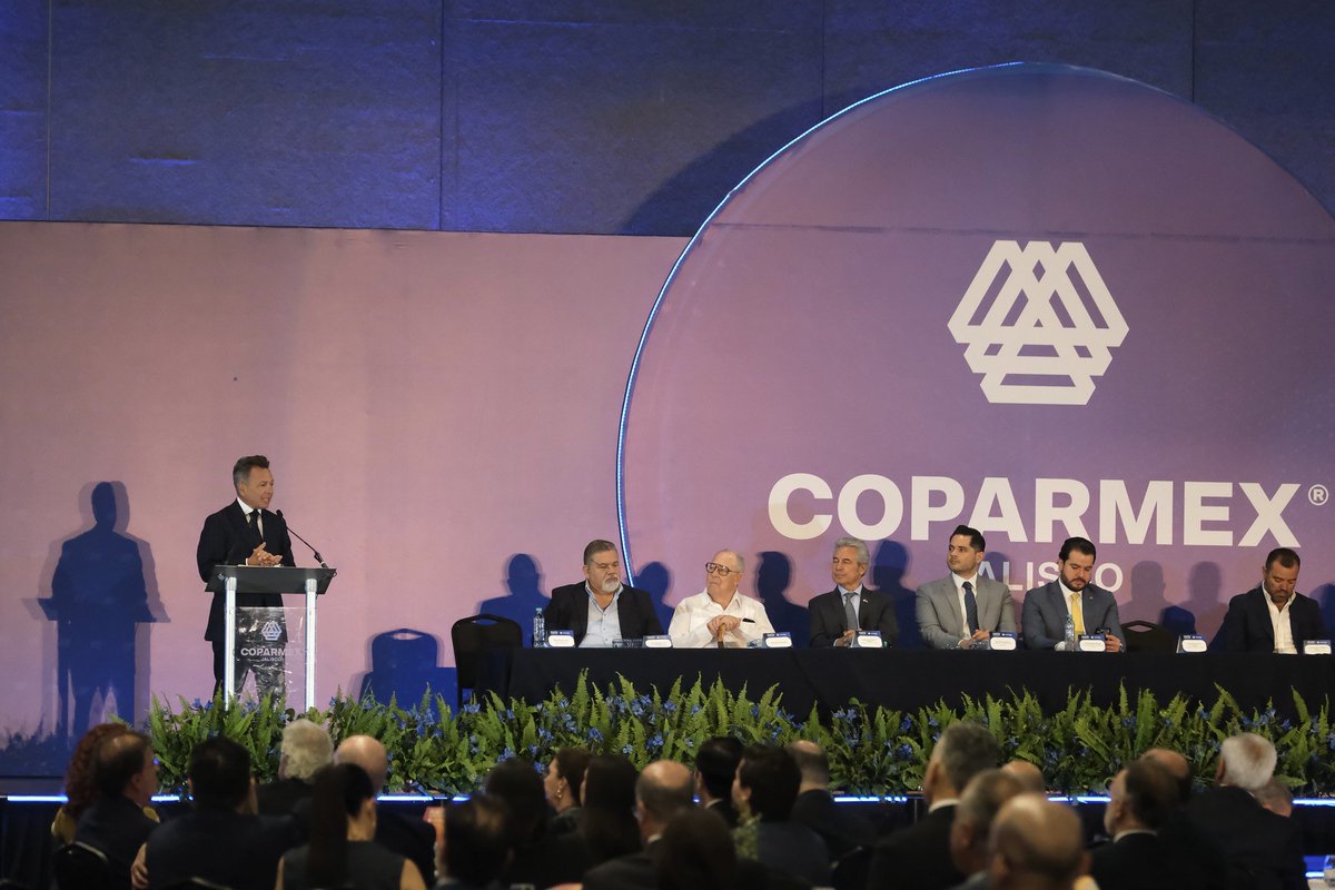 PabloLemusN's tweet photo. Ser parte de eventos como Punto Empresarial 2026 @ComCoparmex me recuerda mis inicios y reafirma el compromiso que en Jalisco tenemos de brindar certeza a las inversiones que buscan crecer en nuestro estado. 

Reconozco el trabajo de Raúl Flores López quien impulsó la competitividad, seriedad y compromiso en el sector; presentó su tercer informe de actividades al frente, dejando una institución más fuerte. Es un honor haber entregado el Premio a la Trascendencia Empresarial al ingeniero, Luis Aranguren Tréllez, por su destacada labor en el sector alimenticio, una persona a la que siempre he admirado.

Así mismo, dimos la bienvenida al nuevo presidente, Luis Arturo Beas, quien llega en un buen momento para tomar las riendas y en quien vemos un gran aliado. 

Aquí trabajamos juntos por el desarrollo de nuestra gente que nos ha permitido poner a Jalisco como ejemplo nacional e internacional.