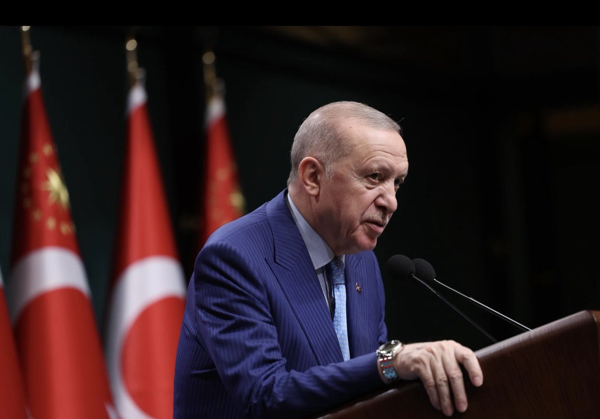 Cumhurbaşkanımız Sn.<a href="/RTErdogan/">Recep Tayyip Erdoğan</a>;

Bu ülkenin tüm çocuklarına bir sözümüz var:

Onların inşallah vatandaşı olmaktan gurur duyacakları güvenli bir ülkede yaşamalarını temin edeceğiz.

Yüreği yaralı annelerimiz için, bu ülkenin gözleri umutla parlayan çocukları için inşallah bu
