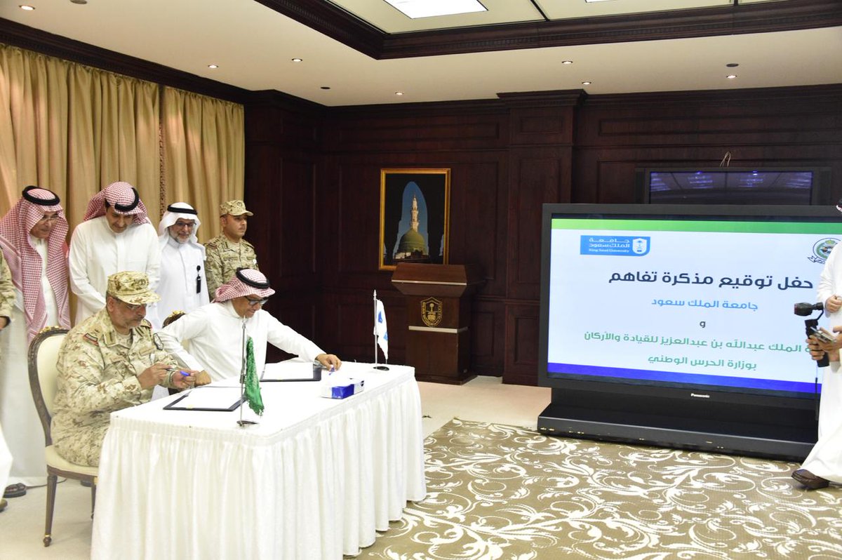 Dr_abdulhadi_sh's tweet photo. أهمية العلوم الإنسانية، لا نقاش فيها، فهي تفرض ذاتها سواء تدريسها في الجامعات، أو أثرها في المجتمعات منذ القدم. هي "روح" الجامعة، أيّ جامعة، التي تبعث فيها الحياة، وقلب المجتمع النابض.
تنسحب هذه الأهمية على اللغة العربية، لذلك، فقد كنت أكاد أجزم أن جامعة الملك سعود هي من سوف يقود تطوير خططها وبرامجها في قسم اللغة العربية، لكن ...! لماذا تولدت عندي هذه الأحاسيس؟ لأسباب ذات علاقة بالجامعة وبالعلوم الإنسانيةتحديدا، منها شخصي ومنها عملي:
● الشخصي، شرفت بأن حصلت منها على درجتي الماجستير والدكتوراة في اللغةالعربية؛
● العملي، بصفتي قائد كلية الملك عبد الله بن عبد العزيز للقيادة والأركان بالحرس الوطني (سابقا)، وقعت مذكرة تفاهم مع معالي رئيس الجامعة، حينها، أ.د بدران العمر. وللعلم، فهي أول مذكرة تفاهم بين مؤسسة أكاديمية عسكرية وجامعة في المملكة. كان من نتائج تلك المذكرة:
○ تَعَاوَن مع الكلية أساتذة (52 دكتورا) من أفضل أساتذة الجامعة (منتخبين وفق معايير محددة) ينتمون إلى تخصصات مختلفة من أقسام العلوم الإنسانية، وذلك لتدريس عدد من المقررات في الكلية (مقررات الكلية مختلفة في منهجيتها وتدريسها وتقييمها، وليس في محتواها فحسب)، مثل التواصل (4 مقررات) والتفكير النقدي (4 مقررات) بتطبيقاتها، وتدريس مقرر البحث الأكاديمي بالاشتراك لبناء خطة البحث خطوة خطوة (متابعة لصيقة تعنى بكل خطوة تنظيرا وتطبيقا)، وإرشاد الباحثين، والإشراف عليهم، والاشتراك في مناقشاتهم، وكانوا نعم العون هم، فقد أسهموا معرفيا، وكانوا أمثلة للأستاذ الجامعي النموذجي بحق.
○ شرفت بأن اشتركَ معي، بصفتي قائد الكلية،  أحد أساتذة الجامعة، وهو أ. د عبد الله الأسمري @AbdulahAlAsmary  (مشرف بالاشتراك مع مشرف آخر من الزملاء) في مناقشة أول أطروحة ماجستير في العلوم العسكرية في تاريخ الكلية.
○ سررنا بأن كانت الجامعة أحد المدعوين الرئيسيين لحضور حفل تخريج الدفعة الأولى في تاريخ الكلية، بوصفها عضوا متعاونا فاعلا، بالرغم من ظروف كورونا حينها.
وعليه، فإسهامها من باب العلوم الإنسانية كان إسهاما فاعلا ونوعيا، وأرجو أن يظل، إن شاء الله.