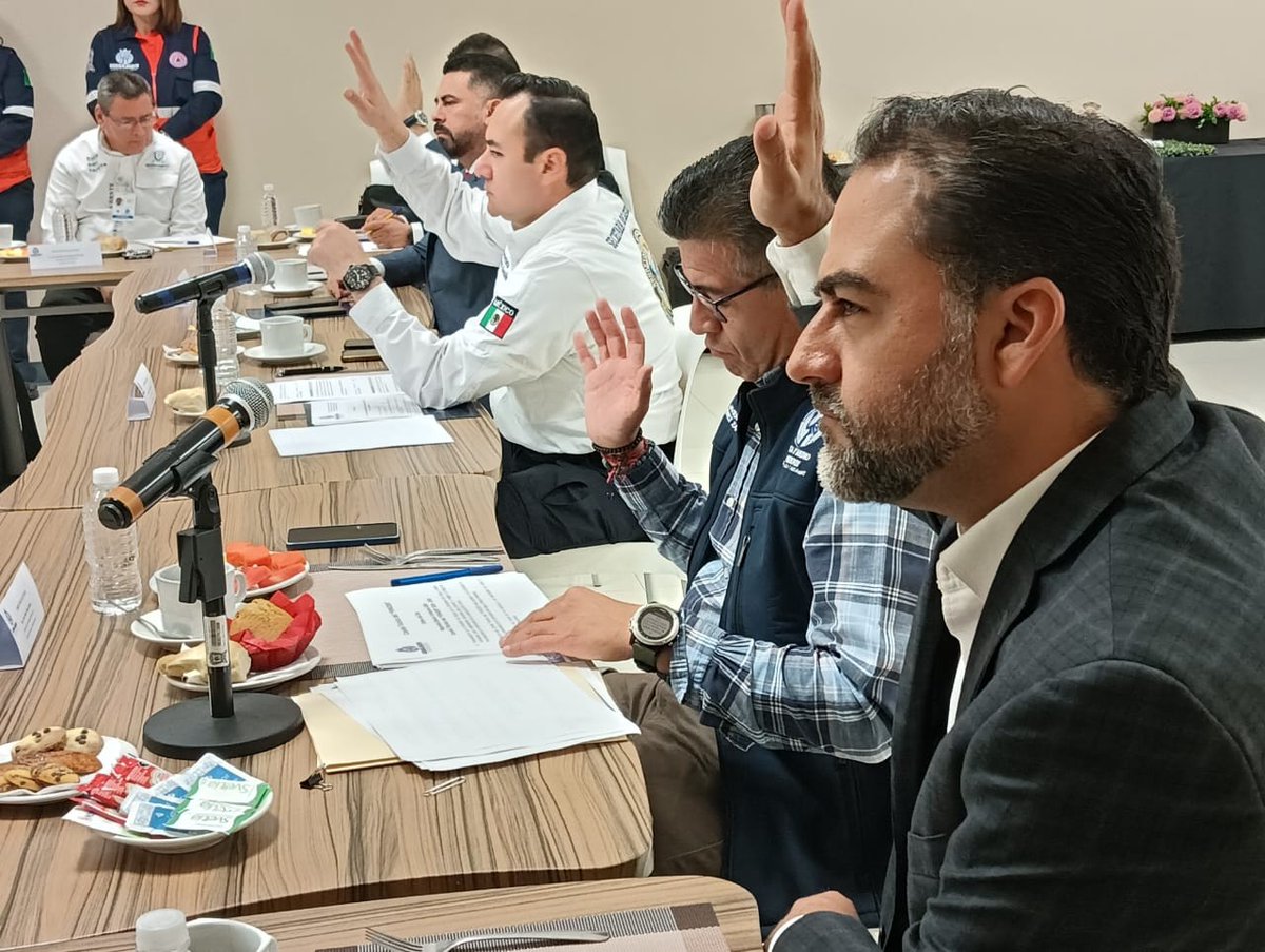 AdrianMataOsio's tweet photo. Hoy asistí en representación del Secretario de Gobierno @jorgelona1 a la 2da sesión del Comité Técnico del Fideicomiso Público de Administración, para atender a la población afectada y cubrir daños causados a la infraestructura pública estatal ocasionados por  desastres naturales https://t.co/2kXJ0I6T5r
