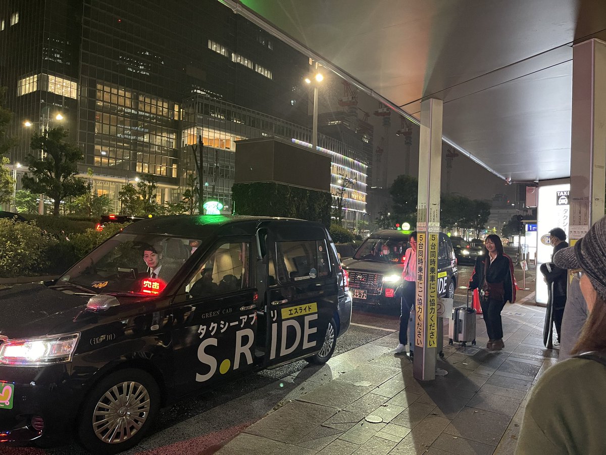 taisyun1022's tweet photo. 25:30に東京駅に着くと「列車ホテル」のご案内が。待合室も人で一杯でした。改札は八重洲中央のみ通れるとアナウンスがあり、改札を出てタクシー乗り場へ。沢山の人が列をなしていましたが、タクシーも次々来るので、スムーズに乗車して浜松町のホテルに。26:00にチェックイン出来ました😮‍💨 https://t.co/zRgjDpFNS9