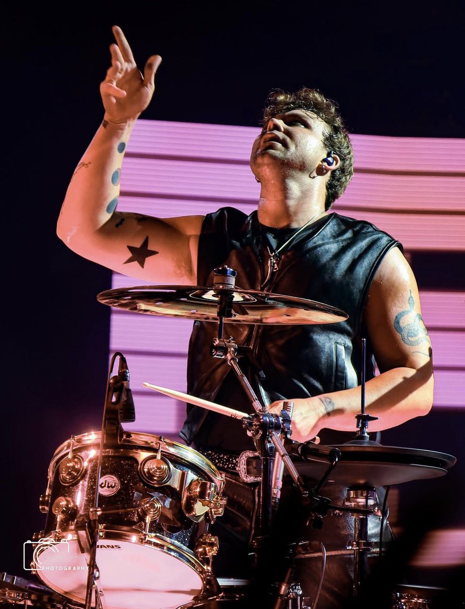 i need ashton fletcher irwin to lay on top of me and crush me so bad.