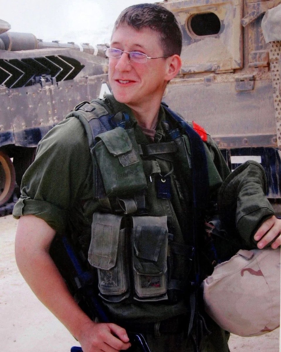 דוד גרוסמן - בשכול אני מבין

ההולכים מעל התהום/דוד גרוסמן

״אחרי השנים הראשונות שבהן הכאב הוא חריף ונורא, באות שנים שבהן הפצע מתחיל להתכסות בשכבות של מציאות ויום־יום. יש דברים שצריך לעשותם. יש עבודה וקשרים עם משפחה וחברים. יש את כל חובות החיים וגם את השמחות שלהם. יש קורונה ויש