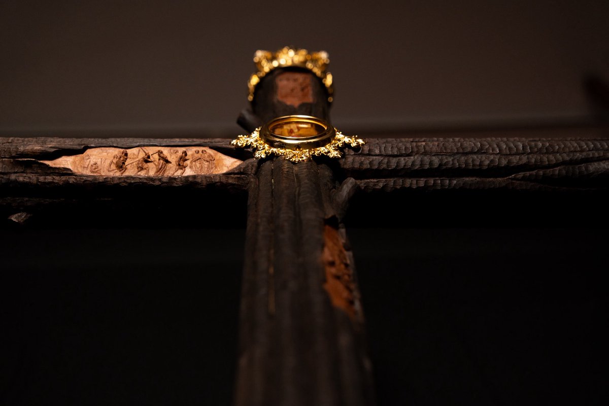 ✝️ 𝐋𝐀 𝐂𝐑𝐔𝐙 𝐃𝐄𝐋 𝐌𝐔𝐍𝐃𝐎 • La cruz no es solo muerte, sino amor. Para los cristianos, seguir a Cristo es aceptar la cruz como camino de entrega: amar a los demás y a uno mismo. No es un final, sino un principio que conduce a conocer a Dios y vivir en amor.

Esta