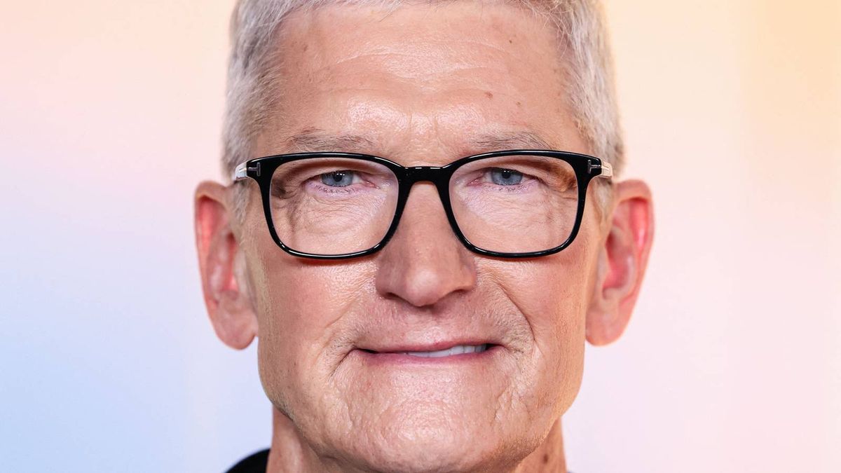 screenrant's tweet image. After nearly 15 years in the role, #Apple CEO Tim Cook is officially stepping down.

Apple announced today that Tim Cook will be transitioning into a new role for the company as the executive chairman of Apple's board of directors. Meanwhile John Ternus, the current senior vice