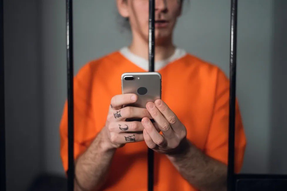 SE TERMINARON LAS ESTAFAS DESDE LAS CÁRCELES

El Min de Seguridad hoy autorizó al SPF instalar sistemas de bloqueo de comunicaciones móviles penitenciarias.

Desarticulando así toda organización de delitos perpetrados desde el interior de los penales.

El que las hace, las paga.