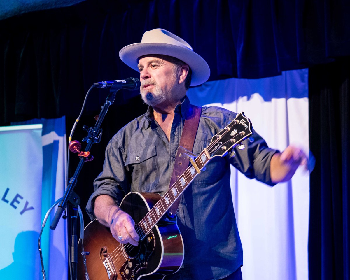 TerryWood19's tweet photo. We had a terrific show Saturday night at the
@bowvalleymusic club. Opening up was our own Mike Stack and he brought along special guest Jenny Allen. It was a great set and included several songs from his latest CD, Lucky Man. https://t.co/7ELAAF7zjH