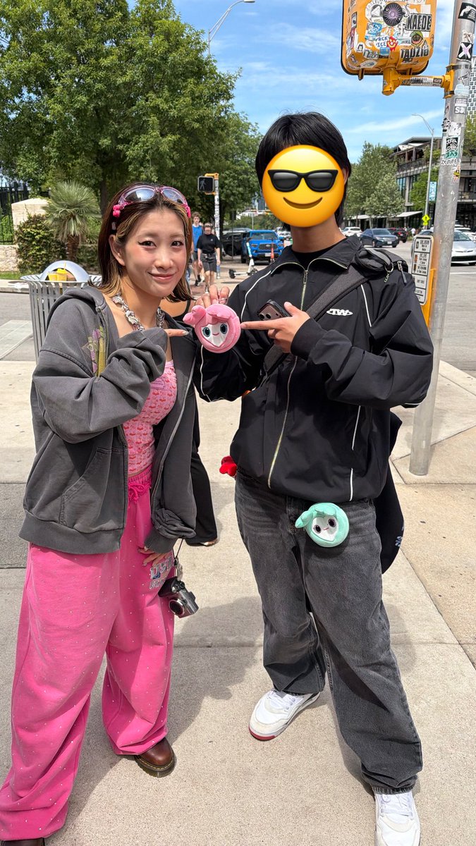 Pokeychu's tweet photo. Ran into Hana and she pointed out my Momo keychain 😭 Best day ever! https://t.co/8UATtZTPzl