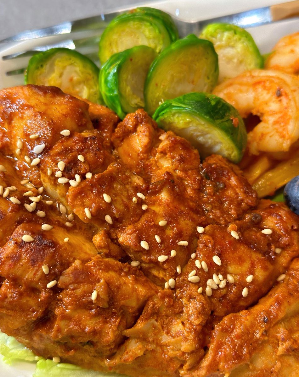 shawi10's tweet image. Swap 1 meal for this protein-packed, veggie-loaded bowl! Grilled chicken + quinoa + roasted veggies + a drizzle of olive oil. Low-cal, high-fiber, keeps you full.  #FatLossMeals #CleanEating