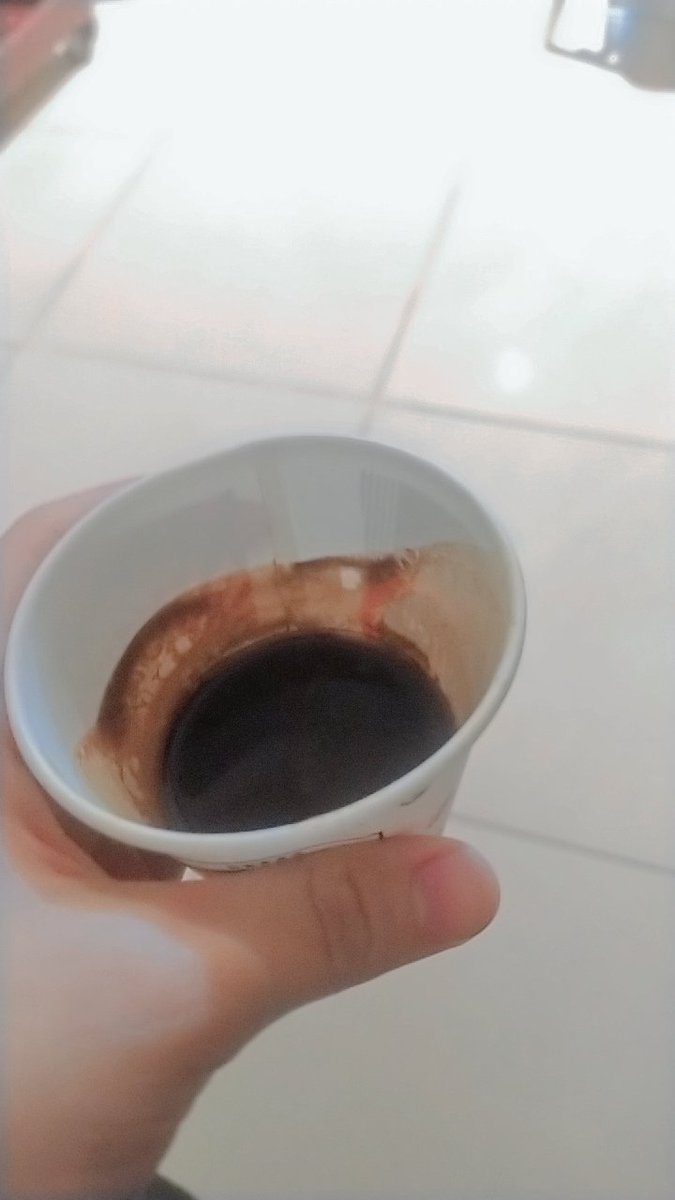 عمو بيقولي القهوة دي قوية جدا ومُرة جدا قلتله عادي +شربت قهوة من غير ما اغليها 
حرفيا ضربات قلبي بترقص دلوقتي😂