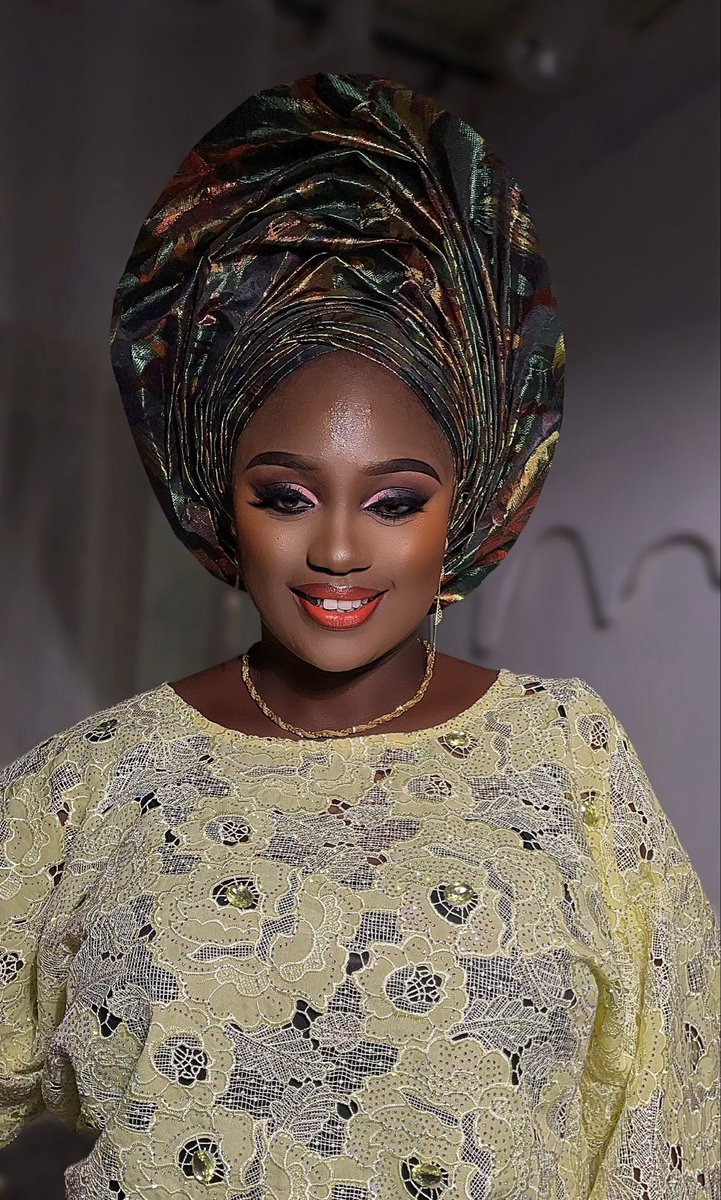 KawtharAbdzhxz's tweet image. Business card? No, here’s my portfolio in one tweet. 😉 So excited to connect with all the beauty lovers on here! Which look is your favorite? 1, 2, or 3? 👇
#beauty #makeup #makeupartist