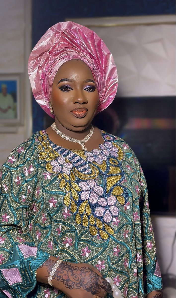 KawtharAbdzhxz's tweet image. Business card? No, here’s my portfolio in one tweet. 😉 So excited to connect with all the beauty lovers on here! Which look is your favorite? 1, 2, or 3? 👇
#beauty #makeup #makeupartist