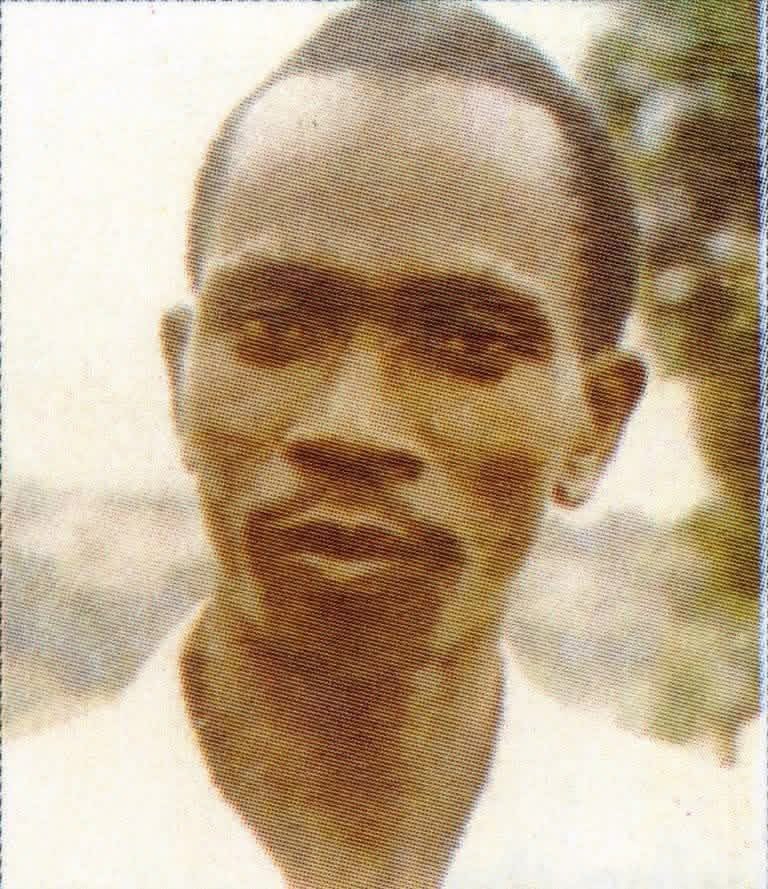 Inkotanyi_Imena's tweet photo. #KWIBUKA32 
ANDRE KAMEYA RUBWIRIZA YISHWE NYUMA YO KUZENGURUTSWA ROMPUWE YA KIGALI NGO ASEZERE INKOTANYI. NYUMA TARISISI RENZAHO NA KONSEYE WA RUGENGE BAGIYE KWIHEMBA MURI HOTEL KO BAMWISHE

Andre Kameya yavutse ku wa 15 Gicurasi 1946 i Mugombwa mu cyahoze ari komine Kibayi mu ntara y’Amajyepfo, ubu ni mu Karere ka Gisagara.
Bwana KAMEYA Andre ni mwene Augustin Rubwiriza na Nyirabahakwa Pascasie.
Se wa KAMEYA Andre yari umututsi w’Umwega wajyanywe mu Burwi nk’umuyobozi mu gihe cy’ubwami, Rubwiriza nawe yishwe muri Jenoside atwikiwe munzu.
Kameya yize mu Iseminali nkuru ya Nyakibanda ubwo yiteguraga kuba umupadiri yaje guhungira muri Zaire anyuze i Burundi 1972,  icyo gihe hari urwango mu banyeshuri b’Abatutsi bize mu iseminali bagombaga kwicwa, aza kugaruka muri za 1974, aho yabaye Umunyamakuru wa Kinyamateka yakoze no muri  ORINFOR mu La Releve(nyuma ya jenoside yaje kwitwa La Nouvelle Releve nk'uko Imvaho yiswe Imvaho Nshya).

KAMEYA André yaje no kuba umukozi wa Leta mu cyahoze ari Minijust na Minesupres kugeza 1991, nyuma gato yaho Inkontanyi zitereye  igihugu kuya 01 Ukwakira 1990. Hakorwa amaliste yo kwirukana abatutsi bose bari mu mirimo ya Leta.

Kameya André yabaye  umwe mubashinze ishyaka PL, aho yaje no kuribera umunyamabanga mukuru [ Igice cya Lando] yishwe mw’ijoro ry’itariki ya 15 rishyira 16 Kamena 1994, akuwe muri Ste Famille i Kigali aho yari yarahungiye. Umugore we Nyiramuruta Souzanne n’umwana we nabo bishwe kuya 19 Mata 1994. Umuryango we wose urimo Ise na bashiki be  bari batuye i Saga  mu cyahoze ari Komini Kibayi nabo bose barishwe muri Jenoside yakorewe Abatutsi.

Inzira y’umusaraba Kameya yanyuzemo

Kameya yagombaga  gufungwa mu byitso, ariko amakuru ye twamenye ni uko ubwo ingabo za Habyarimana zatangiraga umukwabo wo gusaka mu ngo z’abatutsi no gufata ibyitso  kuya 4-5 Ukwakira 1990,Kameya yabaciye mu rihumye ahungira muri Consula(ni nka Ambassade) ya Luxembourg yayoborwaga na Shamukiga bageze iwe baramubura bafata mwishywa we yareraga [ Burasa Jean Gualbert RIP ]. Ariko nyuma aza kurekurwa kuko yari umwana.

Kameya yaje gushinga Ikinyamakuru RWANDA RUSHYA muri 91, numero ya mbere ya RWANDA RUSHYA yari ifite umutwe w’inkuru  ivuga ngo ” Ninde uzitoragurira Abatutsi ” . RWANDA RUSHYA nicyo Kinyamakuru cyambere  cyerekeje mu birindiro by’Inkotanyi [ Byumba na Ruhengeri ] maze gisohora inkuru ivuga ngo “URwanda mu rundi” yarimo amafoto menshi y’Inkotanyi ku mulindi  no mu bice zari zarigaruriye n’Ikiganiro na Major Paul Kagame wari umugaba mukuru wa RPA. Iyi numero y’iki Kinyamakuru yarakunzwe cyane mu mujyi wa Kigali, kuko bamwe ni ubwambere bari babonye amafoto y’Inkotanyi. [iyi nkuru yakozwe n’umunyamakuru Joseph Mudatsikira]. Waje kwicwa nawe muri Jenoside yakorewe Abatutsi.

Kameya yaje gufungwa bwa mbere muri gereza 1930, kubera guhishurira abasomyi  ba RWANDA RUSHYA iyicwa ry’Abagogwe muri 1992 n’itozwa ry’Interahamwe n’impunzi z’abarundi mu mpera za 92 no mu ntangiriro za 93. Aza kurekurwa nta rubanza kubera igitutu cy’imiryango mpuzamahanga irengera ikiremwa muntu ndetse n’igitutu cya Opposition y’amashyaka nka PL, PSD na MDR.

Uko urupfu rwe rwagenze

Kameya yari yarahungiye mu mazu ya  Kinyamateka, aho ivuriro ryo kwa Dr. Kanimba riri muri iki gihe, kuwa 13 Kamena yiriwe muri St Famille aho hagombaga gutangira igikorwa cyo guhererekanya impunzi zifuzaga kujya ku gice cy’Inkotanyi nizifuzaga kujya k’igice cya guverinoma kuri 14 mu gitondo cya 15 Kamena niho yagiye kureba Padiri Munyeshyaka Wenceslas ngo amushyire kuri liste y’abagombaga kujya mu gice cy’Inkotanyi, ahubwo Padiri ahamagaza abajandarume bamurindaga bamushyira uwari Konseye wa Segiteri Rugenge Nyirabagenzi Odetta wari waramaze abantu.

Iby'iyicwa rya Kameya bizwi cyane na Padiri Munyeshyaka wayoboraga Paroisse St Famille kuko niwe wamuhaye interahamwe zimuzungurutsa Rond Point ya Kigali ngo asezere inkotanyi.