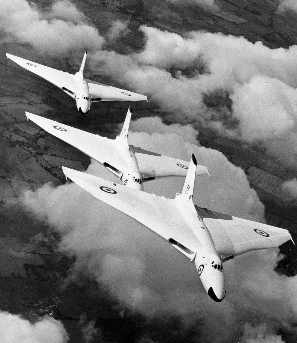 BritishHistorym's tweet image. Vulcan bombers from RAF Waddington flying in formation 2 March 1957.

#raf #royalairforce