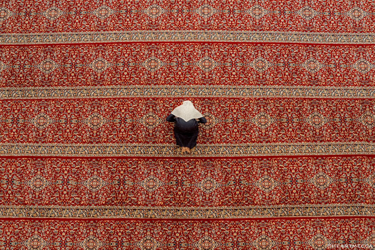 "كلُّ الأمور جوار اللهِ رائعةٌ 
بشِّر عيونك لا دمعٌ ولا أرقُ
كلُّ الدروب بغير اللهِ موحشةٌ
تخيفُ من دونهِ الأيام والطرقُ"