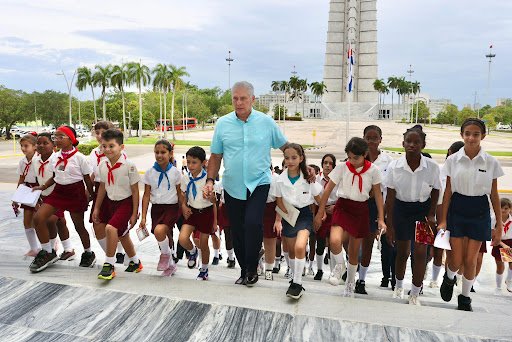 Felicitaciones a nuestro Presidente por su cumpleaños. Lo ha llamado el deber y lo ha asumido con valentía y honor.
#YoSigoAMíPresidente