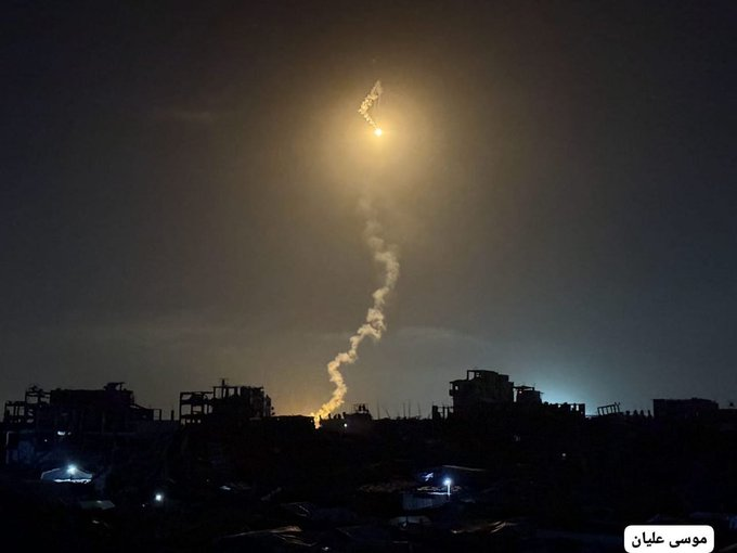 ferozwala's tweet image. #Breaking 
🔴The Israeli occupation forces fire flares over the Yemen Al-Saeed Hospital in Jabalia camp, northern Gaza Strip

#Gaza #Palestine  
@qudsn 
🔴Occupation forces open fire in the vicinity of the Indonesian Hospital northeast of Jabalia, northern Gaza Strip.

🔴The