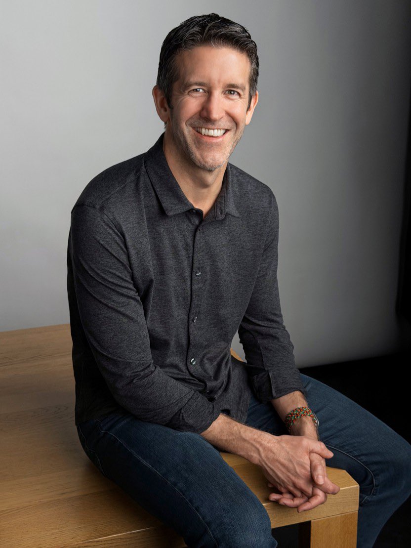 Tim Cook is stepping down from Apple CEO! 

He’ll be replaced by John Ternus from September 1st, just in time for iPhone 18 👀