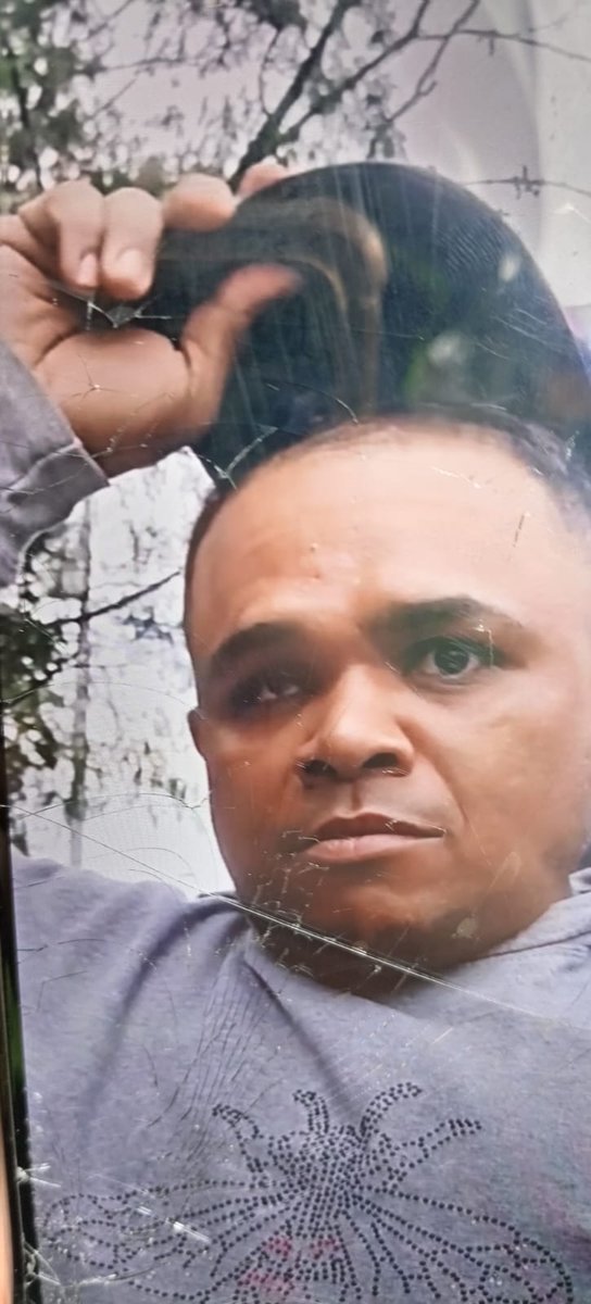 Éste personaje acaba de apuñalar un taxista en llanadas, está al borde de la muerte, si lo ven informar urgente al 123 o policía nacional
