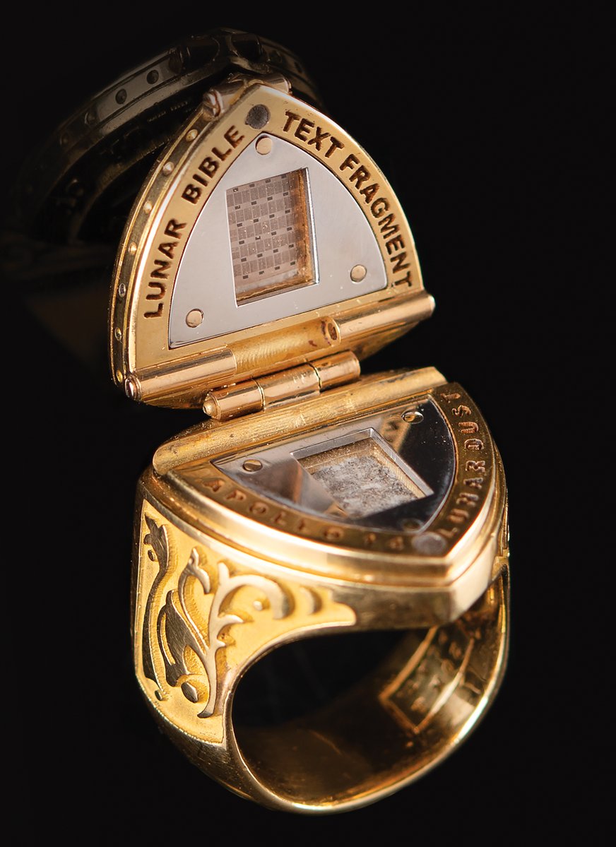 RRAuction's tweet image. Edgar Mitchell’s gold-and-platinum ring flips open to reveal Apollo 14 relics inside:
“Lunar Bible Text Fragment”
“Apollo 14 Lunar Dust.”
Space Exploration sale @RRAuction closing April 23

#Apollo14 #EdgarMitchell #SpaceHistory