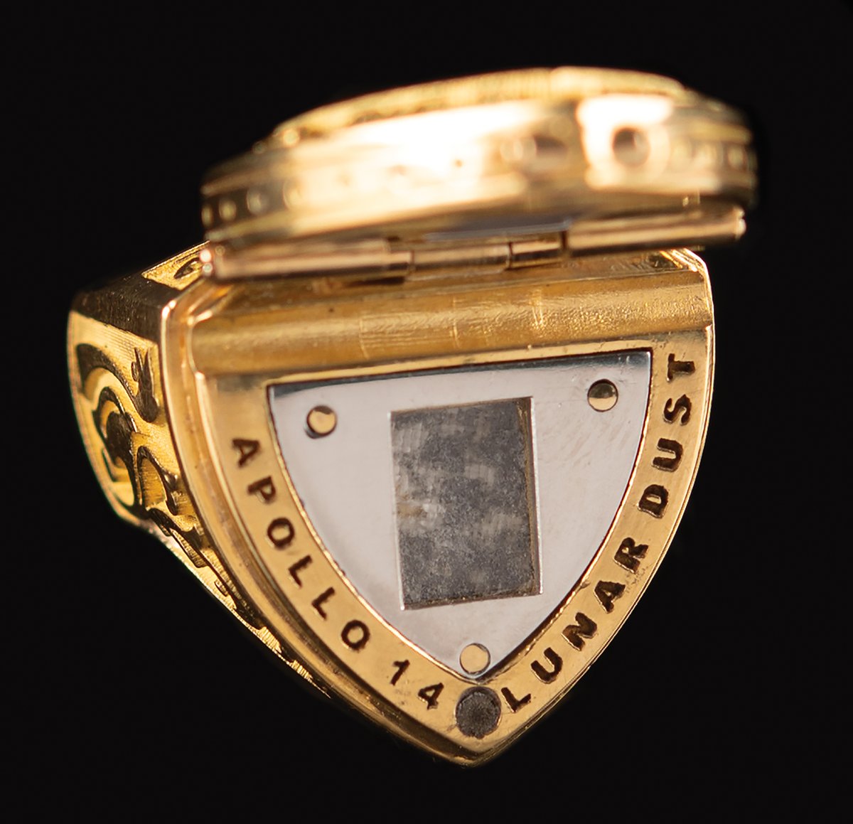 RRAuction's tweet image. Edgar Mitchell’s gold-and-platinum ring flips open to reveal Apollo 14 relics inside:
“Lunar Bible Text Fragment”
“Apollo 14 Lunar Dust.”
Space Exploration sale @RRAuction closing April 23

#Apollo14 #EdgarMitchell #SpaceHistory
