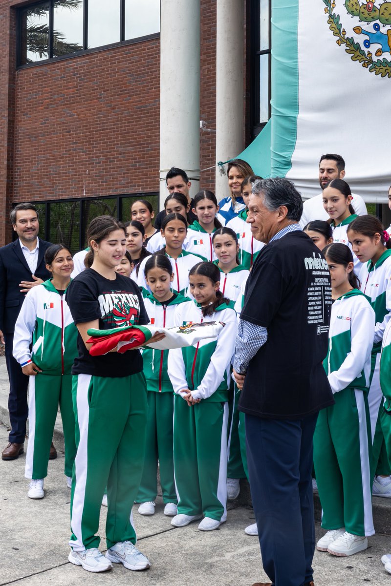voz_hispanausa's tweet photo. Atención Comunidad Mexicana 🚨 

Orgullo mexicano rumbo a la escena mundial!!

El Consulado de México en Orlando recibió a un grupo de jóvenes atletas que próximamente competirán en el Campeonato Mundial de Cheerleading ICU 2026, donde llevarán el nombre de México con entrega, disciplina y pasión.

La comitiva fue bienvenida por el Cónsul Titular, @IPliego , en un encuentro que sirvió para reconocer el esfuerzo y la preparación de estas representantes mexicanas antes de su participación en esta importante justa internacional.

Durante la visita, el entrenador Valentín Peña y la atleta Monette Charaff dirigieron un mensaje en el que destacaron el compromiso, la ilusión y la responsabilidad que implica representar a México en una competencia de nivel mundial.

Con talento, trabajo en equipo y determinación, estas jóvenes se preparan para dejar en alto el nombre de México en Orlando, Florida.

#México #Cheerleading #ICU2026 #OrgulloMexicano #Orlando