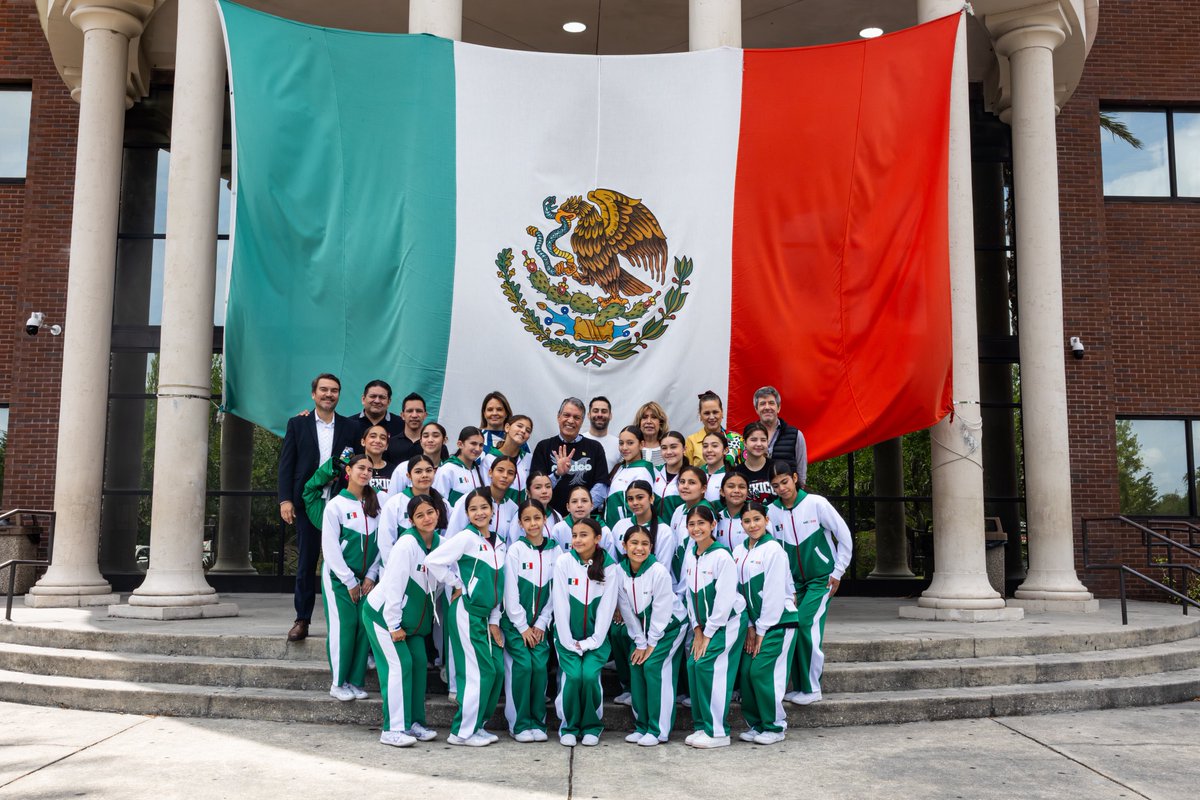 voz_hispanausa's tweet photo. Atención Comunidad Mexicana 🚨 

Orgullo mexicano rumbo a la escena mundial!!

El Consulado de México en Orlando recibió a un grupo de jóvenes atletas que próximamente competirán en el Campeonato Mundial de Cheerleading ICU 2026, donde llevarán el nombre de México con entrega, disciplina y pasión.

La comitiva fue bienvenida por el Cónsul Titular, @IPliego , en un encuentro que sirvió para reconocer el esfuerzo y la preparación de estas representantes mexicanas antes de su participación en esta importante justa internacional.

Durante la visita, el entrenador Valentín Peña y la atleta Monette Charaff dirigieron un mensaje en el que destacaron el compromiso, la ilusión y la responsabilidad que implica representar a México en una competencia de nivel mundial.

Con talento, trabajo en equipo y determinación, estas jóvenes se preparan para dejar en alto el nombre de México en Orlando, Florida.

#México #Cheerleading #ICU2026 #OrgulloMexicano #Orlando