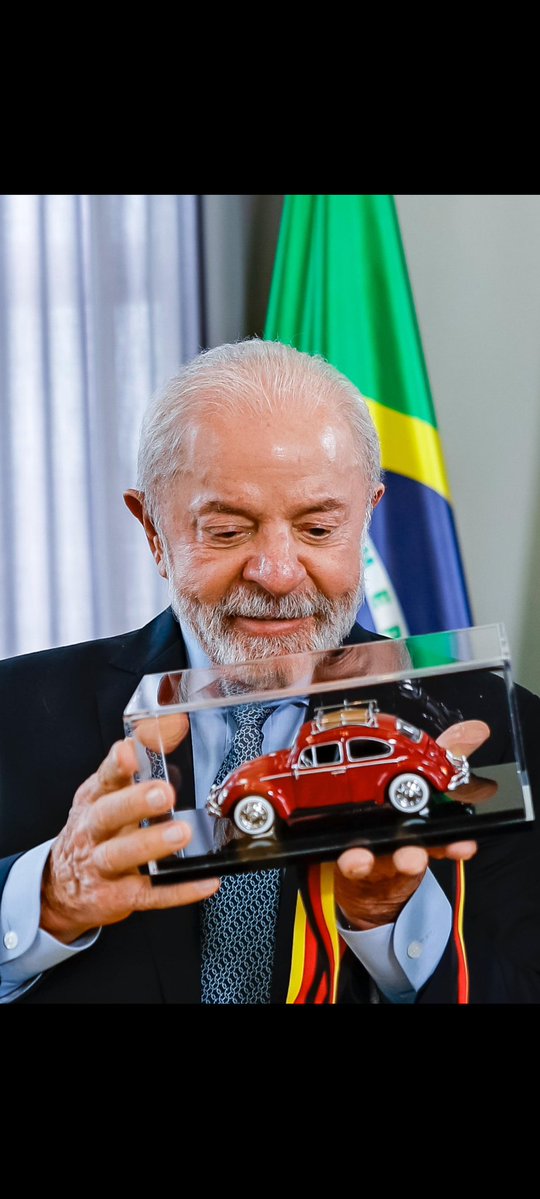 "Lula ganha de presente na fábrica de Volkswagen na Alemanha". Presidente voltou a época de sindicalista que usava um Fusca para manifestação