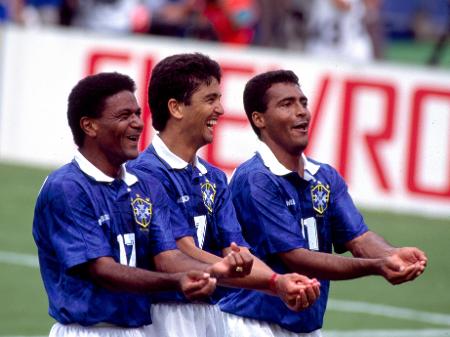 Bebeto protagonizou uma das mais lindas homenagens comemorando um gol em uma quarta de final de copa do mundo e não só não levou amarelo como é copiado até hoje . 
Dá para homenagear sem querer aparecer mais que o homenageado