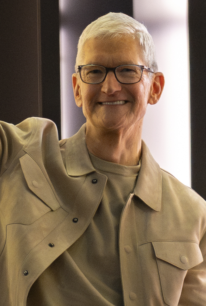 readbantr's tweet photo. Tim Cook will step down as CEO of Apple. 

He will transition to Executive Chairman, with John Ternus set to take over as CEO on September 1, 2026. https://t.co/hEjOKTKXLl