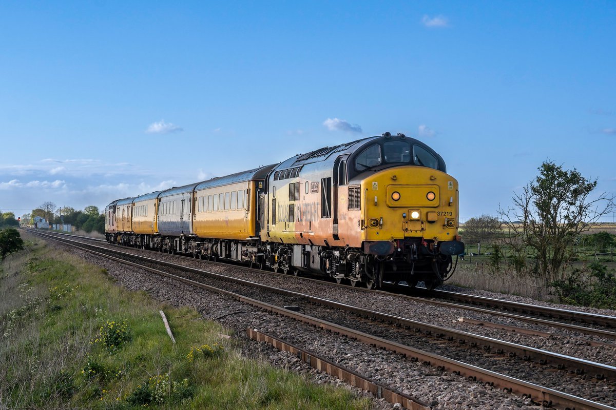 chriss_photos1's tweet image. This weeks East Anglian test train arrived on the Fens this evening. 37219 leading 1Q90 Derby RTC to Liverpool St through Manea, 37175 is on the rear. Taken 20th April 2026.
#Class37 #RailwayPhotography #UKRailways