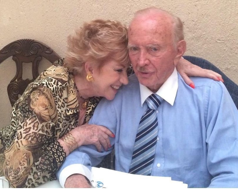 <a href="/Radio_Formula/">Grupo Fórmula</a> <a href="/maxwoodside/">Maxine Woodside</a> No Maxine, Nodal era soltero, jamás se casó con la argentina, la que rompió corazones fuiste tú cuando mantuviste una relación de años con don Rogerio Azcárraga, casado con doña Lorenza Romandía, hasta se murió del coraje y decepción, por eso sus 3 hijos te detestan 🤌🏼