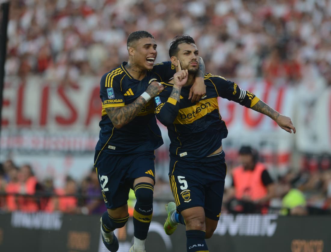 Xeneizes_DE's tweet photo. #BocaJuniors besiegte #RiverPlate mit 1:0 durch ein Tor von Leandro #Paredes und holte damit drei äußerst wichtige Auswärtspunkte, um seine Ungeschlagenheit fortzusetzen.

#DaleBoca 🔵🟡🔵
#TorneoMercadoLibre ⚽️ https://t.co/KrXn3RJlS8