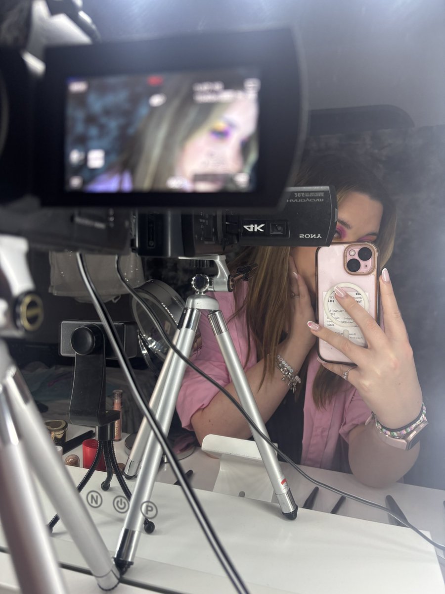 AmeBee2's tweet image. Starting something spooky this week… 👀 Wait till Friday #makeup #spookystories #grwm #youtuber