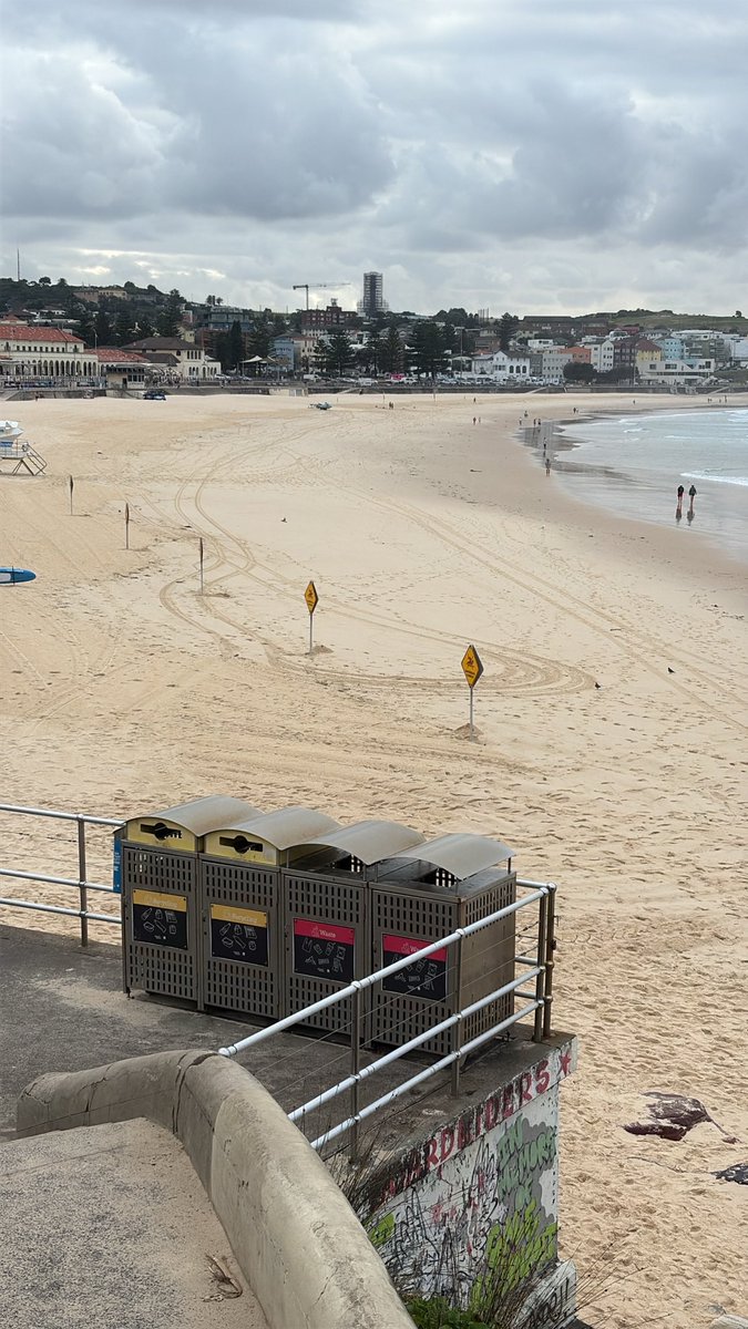 karinsowada's tweet image. #BondiBeach lifeguards insistent ‘don’t swim in backpackers rip this morning’
#sydney