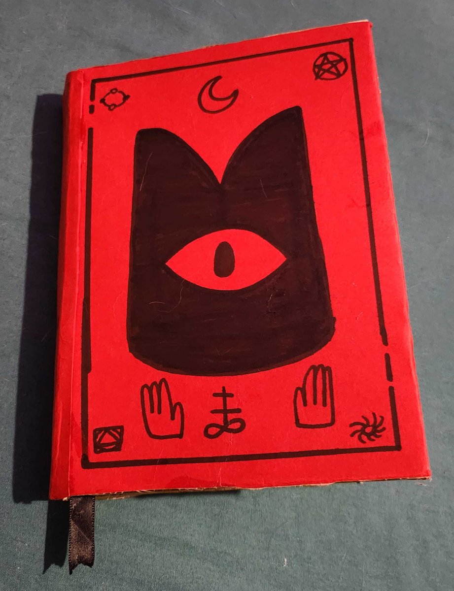 NifftyNiffty's tweet image. Follow up on my COTL cosplay: I made the book!
(It's in French for obvious reasons lmao)

I took screenshots of my own game so you can see what I chose haha

(1/3)
#CultOfTheLamb #COLT #Cosplay