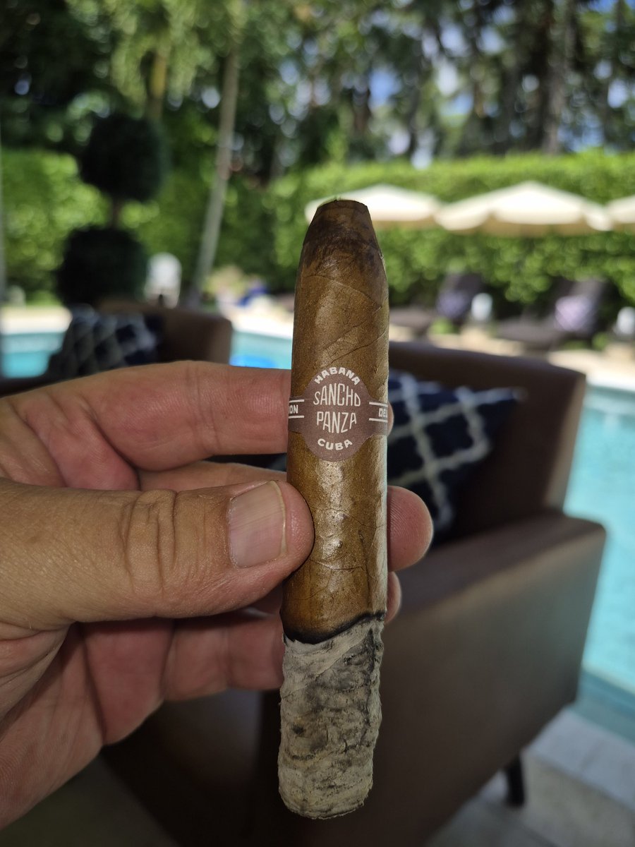 keepmovin2020's tweet image. Sometimes you find a box of @Habanos_Oficial that is so oily they appears wet.
#CIGARLIFE  🔥 💨