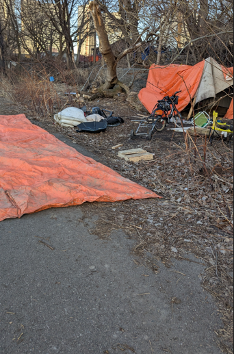 RathnellyInFY's tweet image. The FIFA homeless encampement clearance happenned today in fort york and nobody noticed,posting for posterity  We were able to get a closer look at the damage caused in the historic district
A thread @Diana_C_McNally @cathyacrowe 

#1 Orange Tarp  on North Pedestrian Pathway
1/n