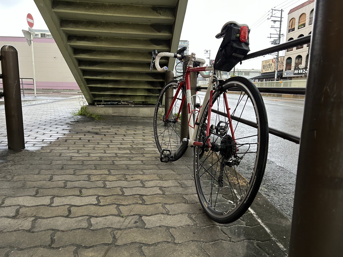 げ！

雨宿り中

朝の一言
嫌われたく無い為に
人の目を気にして別人格を演じるのは
中長期的に見ると本人も周りも不幸になる
なりたい自分を目指して
嫌われたら、大事なモノが違う人やったって事やん
大した問題じゃないよ