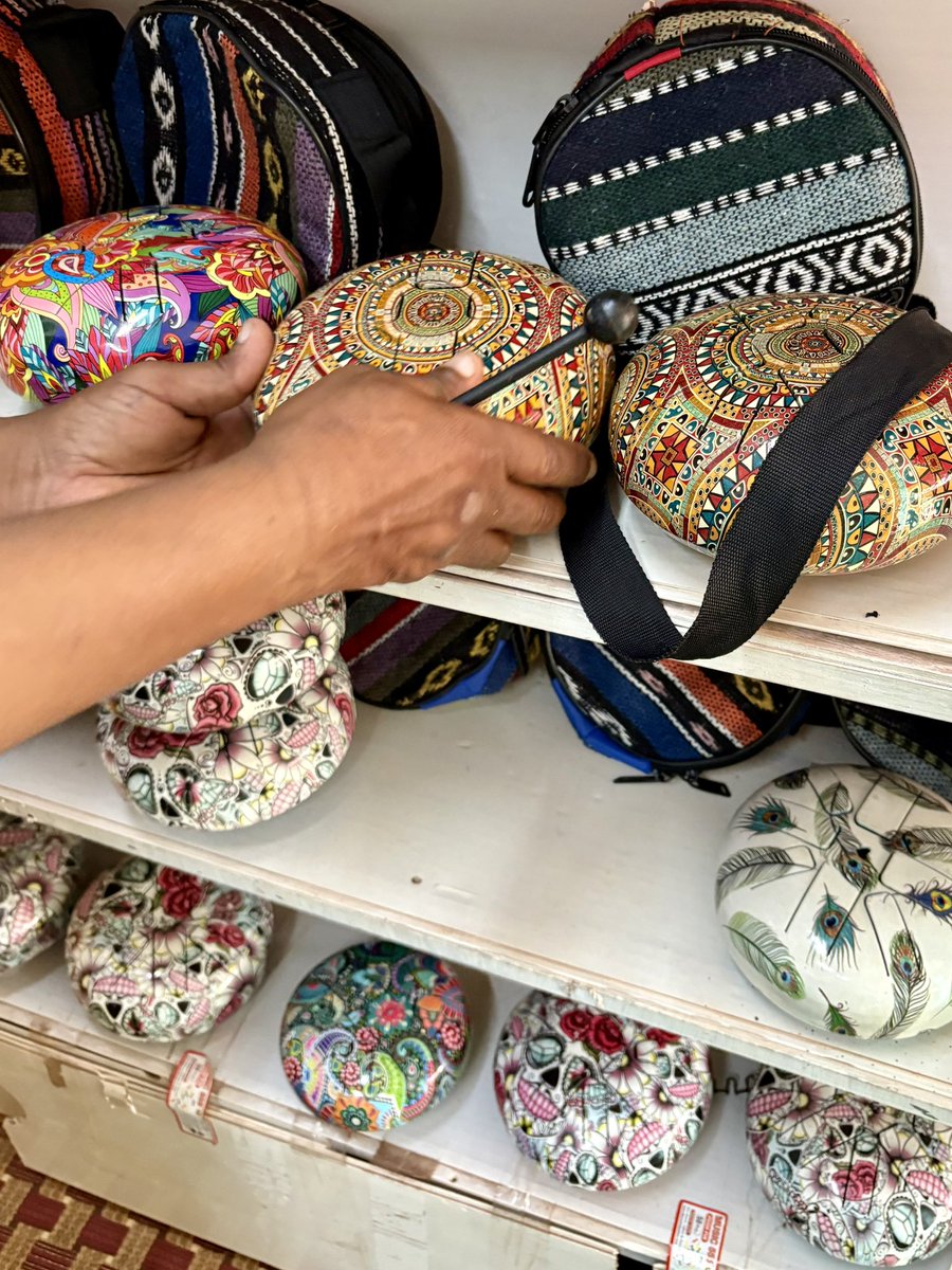 tofu_journey's tweet image. 南インド、ケララ州バルカラのクリフ(崖)で、不思議な音と共にめっちゃ歩き売りしてる楽器(写真は楽器屋さんで撮らせてもらったもの)。

現地では「ハッピードラム」と呼ばれてるみたい。
私が知ってるタングドラムと同じかな？いろんなデザインがあって楽しい♪

#VarkalaCliff 
#Kerala
#Happydrum