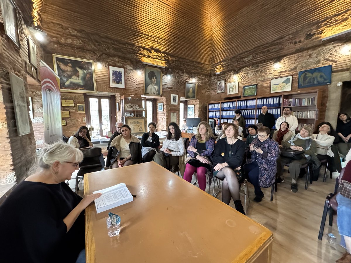 eminegur2's tweet photo. Mor Bellek: Kadın Eserleri Kütüphanesi’nin 36 Yıllık Hikayesini Anlatan Bir Kitap. 
18 Nisan 2026’da Kadın Eserleri Kütüphanesi’nde düzenlenen
tanıtım toplantısında okurlarıyla buluştu
https://t.co/YSfYbJkr2I
@KadinEserleri 
#morbellek 
#arzukaramanipekin https://t.co/V1a6t40h8j