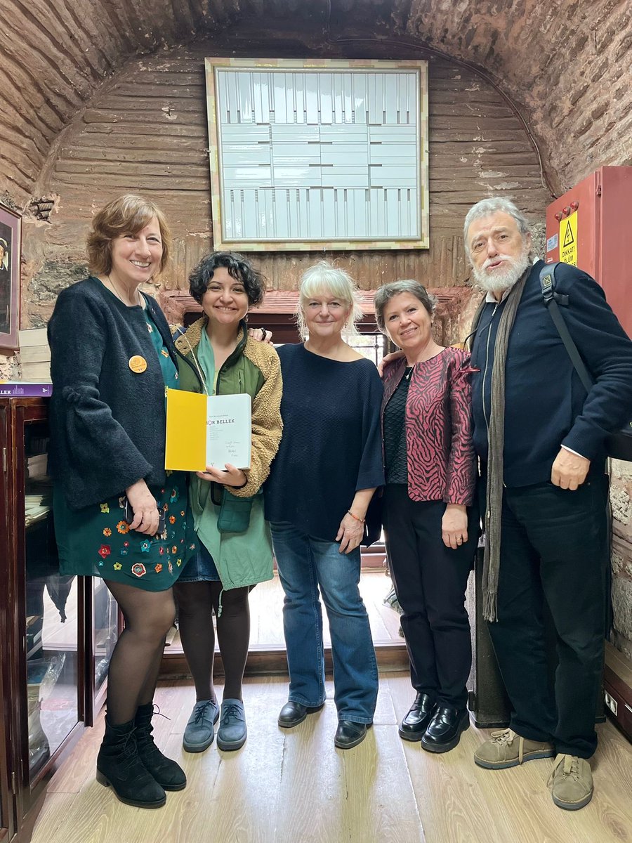 eminegur2's tweet photo. Mor Bellek: Kadın Eserleri Kütüphanesi’nin 36 Yıllık Hikayesini Anlatan Bir Kitap. 
18 Nisan 2026’da Kadın Eserleri Kütüphanesi’nde düzenlenen
tanıtım toplantısında okurlarıyla buluştu
https://t.co/YSfYbJkr2I
@KadinEserleri 
#morbellek 
#arzukaramanipekin https://t.co/V1a6t40h8j